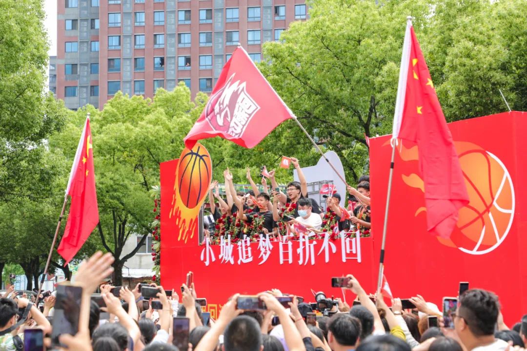 上饶中学篮球冠军_上饶信州区篮球班_上饶新一中篮球特长生
