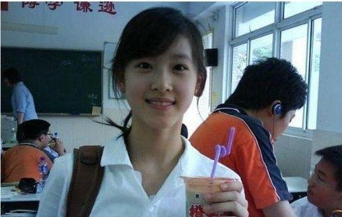 健身馆里的校花小美竟然_健身校花_校花健身照