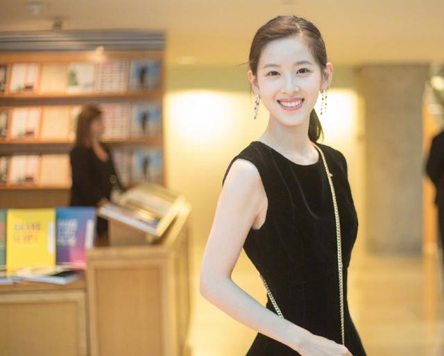 健身校花_校花健身照_健身馆里的校花小美竟然
